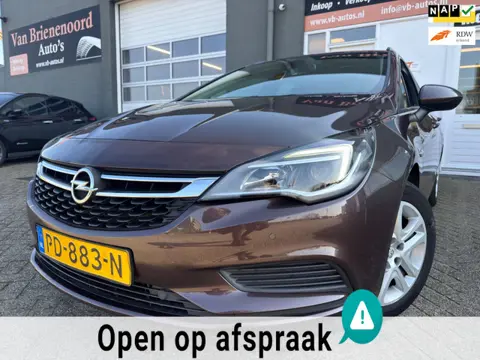 Opel Astra Sports Tourer 1.4 Turbo Online Edition van 1ste Eig met parkeersensoren en trekhaak en bl