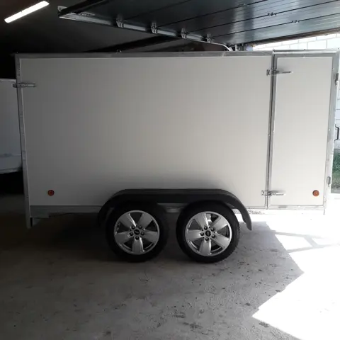 gesloten aanhangwagen met valdeur en zijdeur
