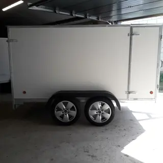 gesloten aanhangwagen met valdeur en zijdeur