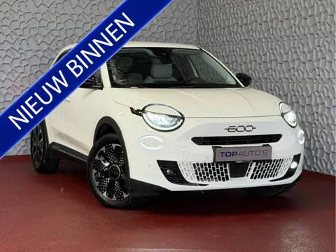 Fiat 600 1.2 HYBRID LA PRIMA LEER MASSAGE ELEK.STOEL CAMERA CARPLAY ADAP.CRUISE STOELVERW. ELEK.KLEP