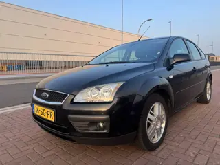 Ford Focus 1.6-16V Ghia Airco/Cruise/St.bkr/5 drs/Nieuwe APK