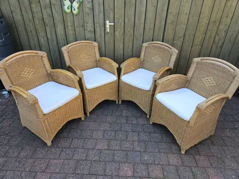 4 Rieten stoelen incl. zitkussens