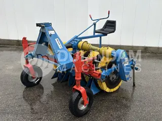 Bärtschi schoffelmachine met borstels, 4 rijig 5 borstels