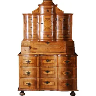 Antieke kast / 18e eeuwse  tabernakelkast barok orgel gebogen in noten met wortelnoten en o.a. ebbenhout