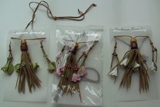 KETTING MET OORBELLEN SUEDE EN BLOEMEN (14) NIEUW