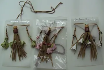 KETTING MET OORBELLEN SUEDE EN BLOEMEN (14) NIEUW