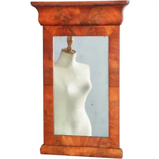 Kleine Biedermeier spiegel lijst in mahonie met bloemmahonie en gewelfde kroonlijst ca 1830