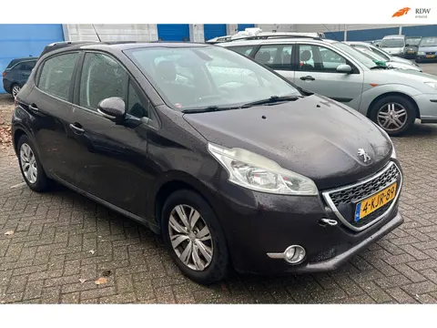 Peugeot 208 1.2 VTi Envy motorschade