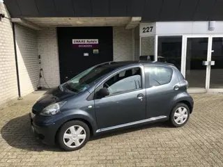 Toyota Aygo 1.0-12V Cool / 5 DEURS / ZUINIG / KM+NAP / METALLIC
