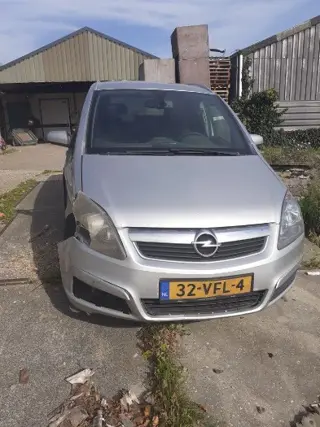 Opel Zafira 1.9 Cdti voor onderdelen en plaatwerk.
