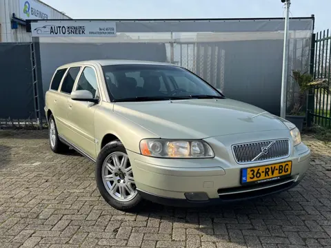 Volvo V70 2.4 Momentum AUT - Airco - Cruise - Leder - APK 01-27