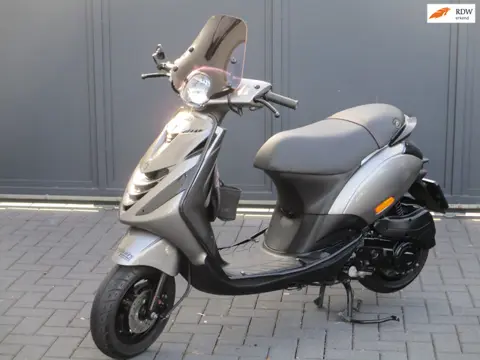Piaggio Bromscooter Zip Special Ferrari grijs LED 2023 !