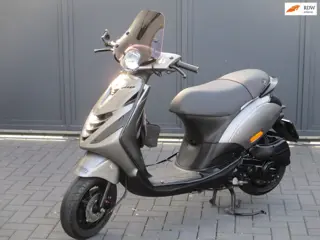 Piaggio Bromscooter Zip Special Ferrari grijs LED 2023 !