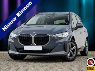 BMW 2 Serie Active Tourer 218i Trekhaak Panoramadak Stuurwielverwarming Stoelverwarming LED Achterui