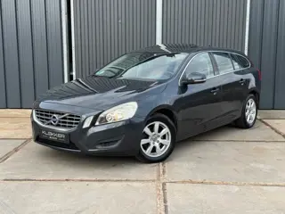 Volvo V60 2.0 D3 Momentum Schuifdak|Leder|Navi|Dealer onderhouden