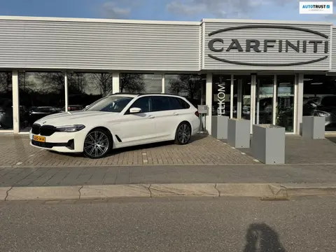 BMW 5-serie Touring 530e xDrive Executive / Navi / Climate / Camera / Panormadak / Leder / 20"breeds