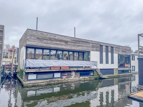 Woning aan de IJsbaanpad te Amsterdam