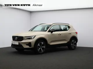 Volvo XC40 2.0 B4 Plus Dark / Trekhaak / Harman Kardon / Elektr. bed. stoelen / Stoel+stuur+voorruit