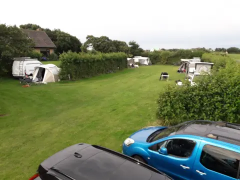 Kleine rustige camping bij een akkerbouwbedrijf