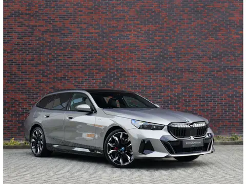 BMW 5 Serie Touring 550e xDrive | Sportstoel - Pano - Trekhaak - Bow&Wil