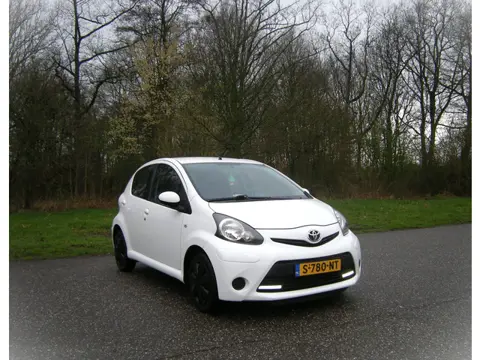 Toyota Aygo 1.0 VVT-i Aspiration . 5 Drs . AUTOMAAT . flippers op het stuur . Airco . enz