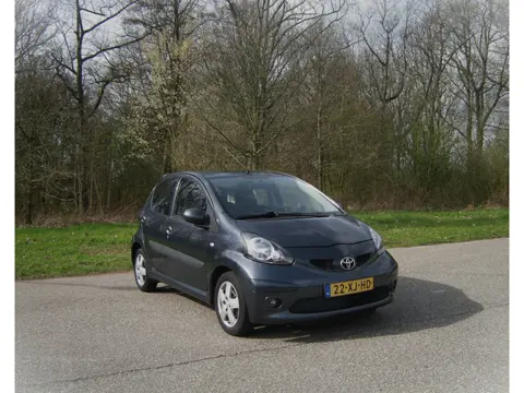 Toyota Aygo 1.0-12V Sport .AUTOMAAT .5 Ders . LMV . Airco . Achter spoiler enz