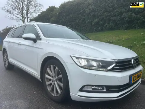 Volkswagen Passat Variant 1.6 TDI Connected Series - Automaat - Panoramadak - Xenon - Navi