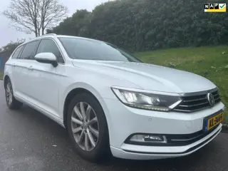 Volkswagen Passat Variant 1.6 TDI Connected Series - Automaat - Panoramadak - Xenon - Navi