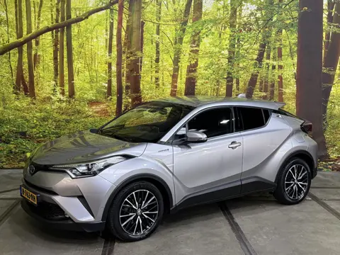 Toyota C-HR 1.8 Hybrid Executive Automaat 18 Inch JBL Leder Stof Navi Camera LED Trekhaak Rijstrook 