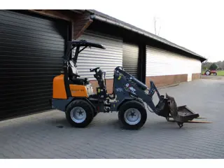 Giant D332SWT mini shovel met bak en vork (bj 2013)