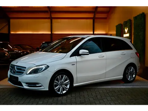 Mercedes-Benz B-klasse 180 Ambition - Achteruitrijcamera - Xenon - Trekhaak - Ambiance Verlichting -