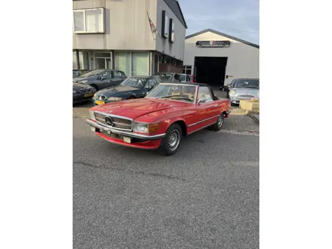 Mercedes-Benz SL-Klasse 350 SL roadster Europese uitvoering. Vrij nette SL met wat laswerk op de bek