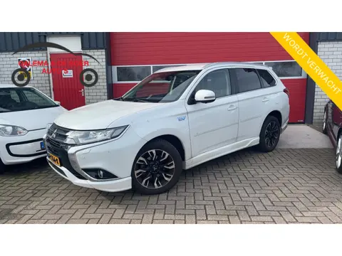 Mitsubishi Outlander 2.0 PHEV Instyle AUTOMAAT / XENON / LEDER / STOELVERW / TREKHAAK / ROCKFORD FOS