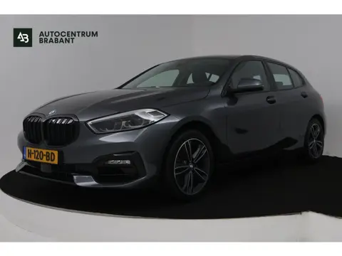 BMW 1-serie 118i High Executive Edition (NAVIGATIE, PARKEERSENSOREN, STOELVERWARMING, LEDER, SPORTST