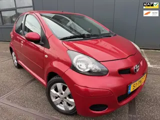 Toyota Aygo 1.0-12V Aspiration Red Navigator |NAP|NAVI|TREKHAAK|AIRCO|
