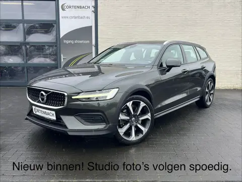 Volvo V60 Cross Country 2.0 T5 AWD Pro | Panorama dak | Adaptieve cruise | Zwenkbare trekhaak | Harm