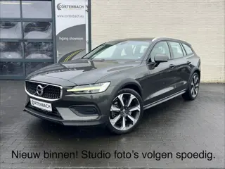 Volvo V60 Cross Country 2.0 T5 AWD Pro | Panorama dak | Adaptieve cruise | Zwenkbare trekhaak | Harm