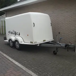 gesloten aanhangwagen geremd