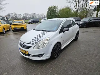 Opel Corsa 1.4-16V opc look dikke uitstraling mooie 17 inch velgen met zgan banden dikke stereo met 