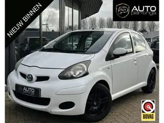 Toyota Aygo 1.0-12V Xcite White | LUXE | Lederen Bekeding | Airco | Spoiler | 5 Deurs | NIEUWE APK |