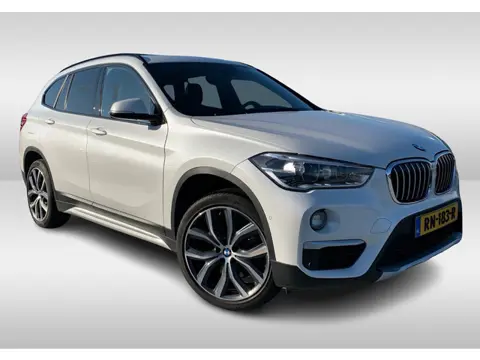BMW X1 xDrive20i High Executive / Panoramadak / Head-up / Bruin Leder / 19'' / Navigatie / Sportstoe