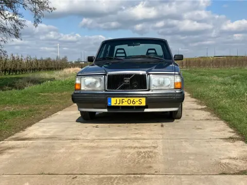 VOLVO 240 