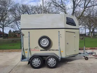 Zeer nette 2 paards hotra voltaire zadelkamer bj 2008