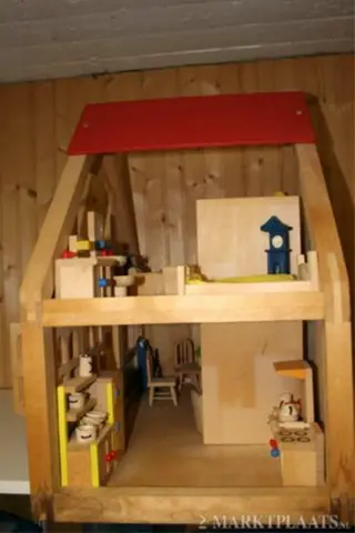 Mooi hout poppenhuis incl gehele inboedel, zo goed als nieuw