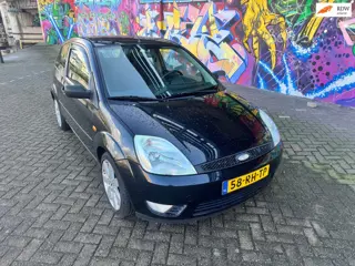 Ford Fiesta 1.3 Futura airco elektrische ramen sport velgen mooie auto van bijeen en buiten rijd hee
