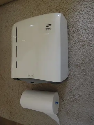 Handdoekautomaat met 2 rollen. Merk Hagleitner.