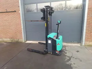 Mitsubishi Stapelaar triplo met slechts 196 uur! (0036)