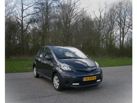Toyota Aygo 1.0 VVT-i Aspiration . AUTOMAAT . flipper op het stuur . 5 Drs . Airco . enz