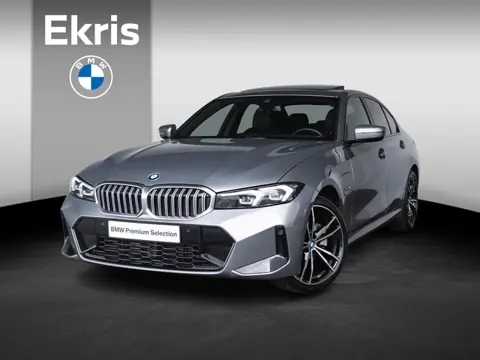 BMW 3 Serie Sedan 330e | M Sportpakket | Achteruitrijcamera | Schuif-/kanteldak | Sportstoelen | Par