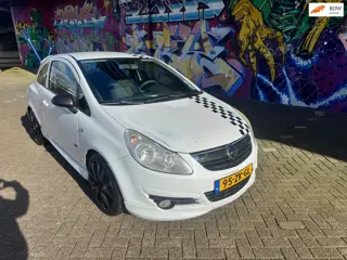 Opel Corsa 1.4-16V opc look dikke uitstraling mooie 17 inch velgen met zgan banden dikke stereo met 
